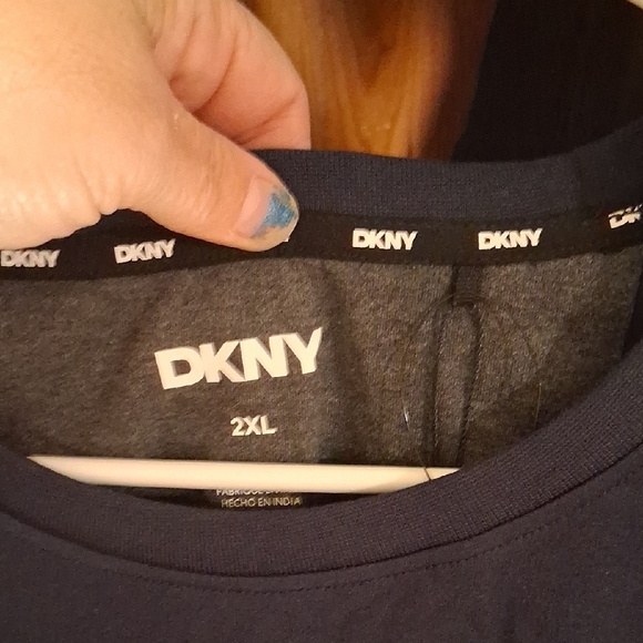 DKNY Men’s Dark Navy Crew Neck Short Sleeve Tee - Picture 7 of 9